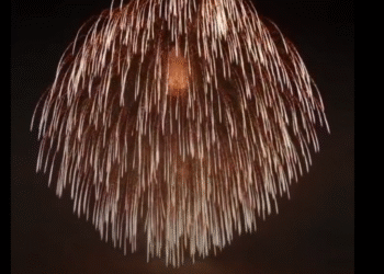 Japón lanzó el fuego artificial más grande del mundo