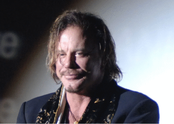 Mickey Rourke niega haber avalado campaña para evitar desalojo