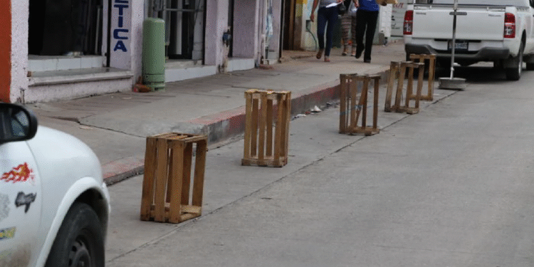 Multas por apartar lugares en la vía pública en CDMX: sanciones contra franeleros en 2026