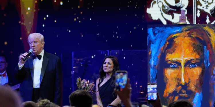 Trump subastó en 2.75 mdd un cuadro pintado por una celebridad de Instagram