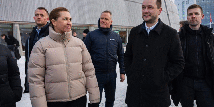 Primera ministra danesa visita Groenlandia y se reúne con gobierno local