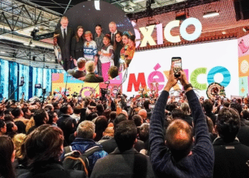 Reyes de España visitan pabellón de México en la FITUR