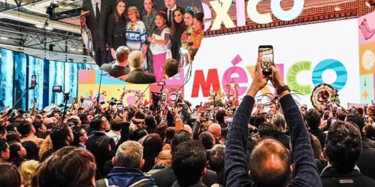 Reyes de España visitan pabellón de México en la FITUR