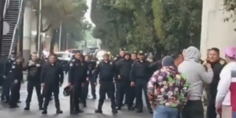 Riña Entre Policías y Repartidores sobre Viaducto Tlalpan en CDMX