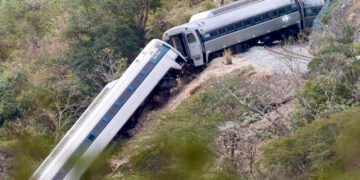 Víctimas del Tren Interoceánico denunciarán ante la FGR por descarrilamiento