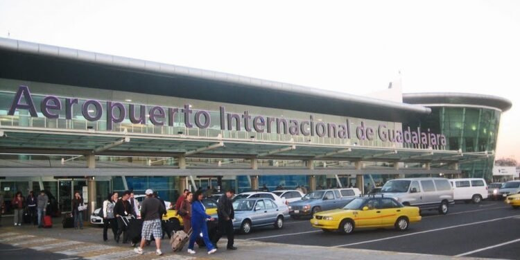Aeropuerto de Guadalajara sigue operando pese a hechos de violencia en Jalisco