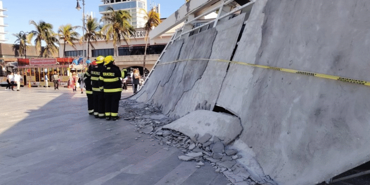 Colapsa techo en plaza inaugurada hace cinco meses en Veracruz
