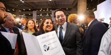 Mario Delgado Carrillo reconoce méritos académicos en aniversario de la UnADM