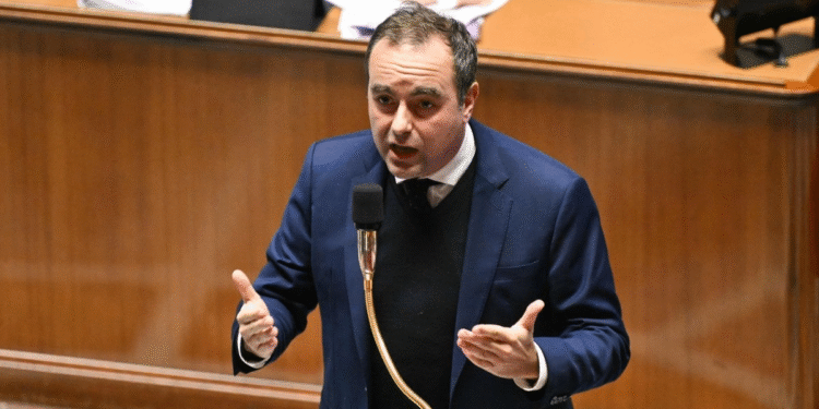 Francia aprueba presupuestos para 2026 pese a dos mociones de censura