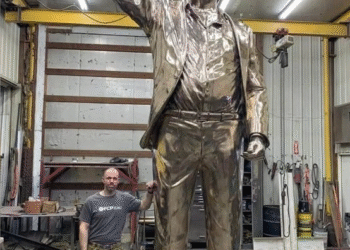 Estatua gigante de Trump recibirá a líderes mundiales en cumbre del G-20 en diciembre