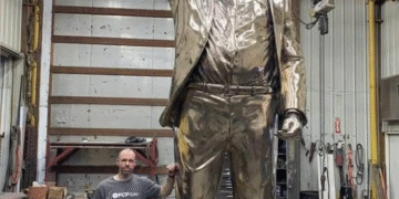 Estatua gigante de Trump recibirá a líderes mundiales en cumbre del G-20 en diciembre