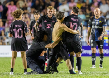 Messi es derribado por fan y guardia de seguridad en juego amistoso del Inter Miami
