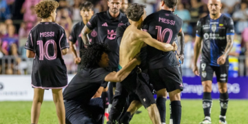 Messi es derribado por fan y guardia de seguridad en juego amistoso del Inter Miami