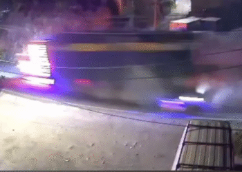 volcadura de tráiler con desperdicios metálicos sobre la carretera Naucalpan-Toluca