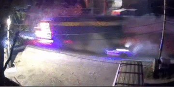 volcadura de tráiler con desperdicios metálicos sobre la carretera Naucalpan-Toluca