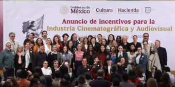 Salma Hayek y Claudia Sheinbaum impulsan nuevos incentivos para cine y series en México