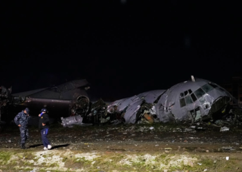 Avión cargado de billetes se estrella e impacta vehículos en Bolivia