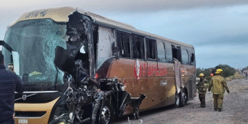 Cinco muertos y 24 heridos al chocar autobús y tractocamión en Sonora