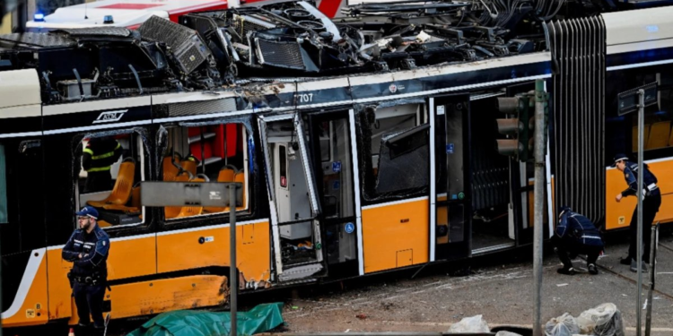 Se estrella tranvía contra edificio, al menos un muerto y 39 heridos en Milán
