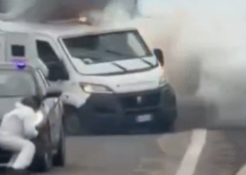 Comando simula ser escolta policial y asalta camiones blindados en Italia