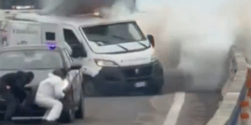 Comando simula ser escolta policial y asalta camiones blindados en Italia