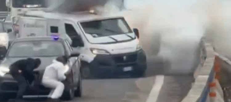 Comando simula ser escolta policial y asalta camiones blindados en Italia