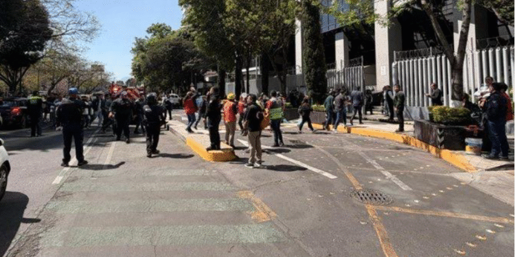 Desalojan edificio del Poder Judicial en CDMX por amenaza de bomba falsa