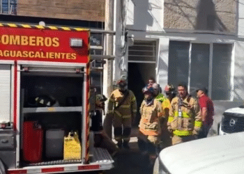Colapsa piso en vivienda de Aguascalientes; mujer cae 4 metros y se reporta como grave
