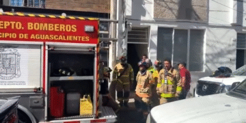Colapsa piso en vivienda de Aguascalientes; mujer cae 4 metros y se reporta como grave