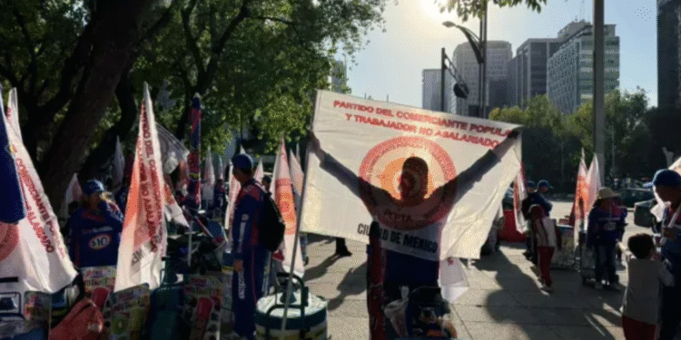 Trabajadores del Gobierno de CDMX Marchan Rumbo al Zócalo; Estas son sus Demandas