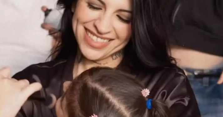 Inti, hija de Nodal y Cazzu, conquista la red con su look de carnaval en Argentina