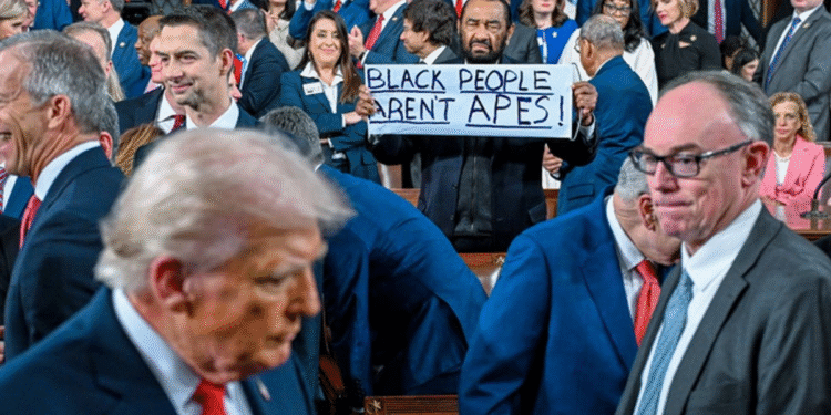 Expulsan a congresista demócrata tras protestar contra Trump en el Capitolio