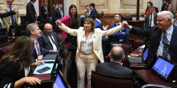 Jornadas de 12 horas y menos indemnización: Congreso argentino avala reforma laboral de Milei