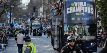 Seattle celebra el título del Supertazón con multitudinario desfile de los Halcones Marinos