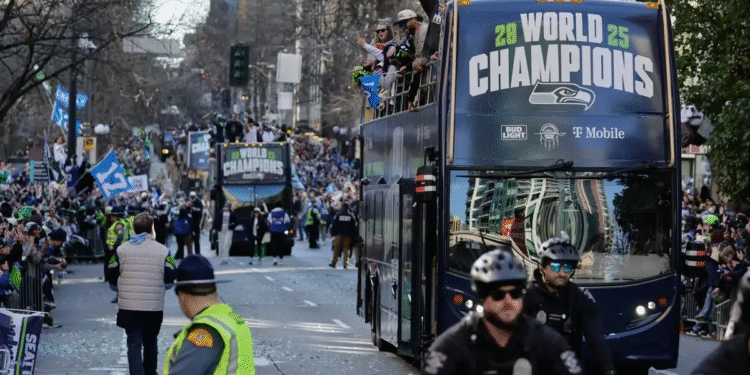 Seattle celebra el título del Supertazón con multitudinario desfile de los Halcones Marinos
