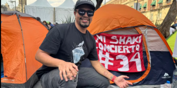 Shakira en el Zócalo; fanático acampa para verla por 34 ocasión