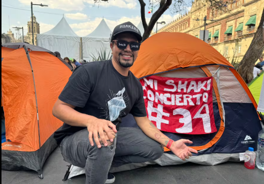Shakira en el Zócalo; fanático acampa para verla por 34 ocasión