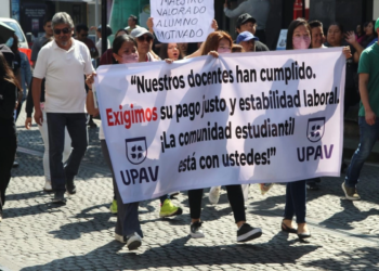 Maestros de la Universidad Popular Autónoma de Veracruz exigen pagos pendientes