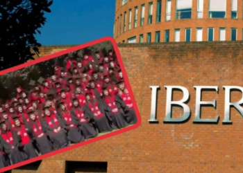 Ibero CDMX Colapsan gradas durante foto de graduación