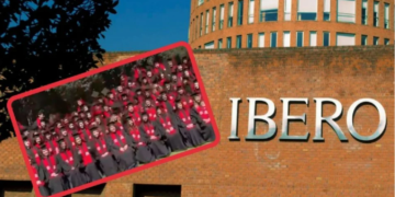 Ibero CDMX Colapsan gradas durante foto de graduación