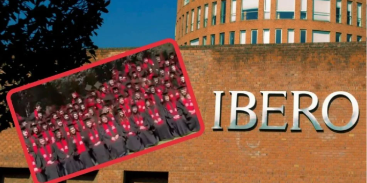 Ibero CDMX Colapsan gradas durante foto de graduación