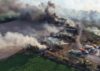 se incendia revolvedora con chapopote en Ramos Arizpe, Coahuila