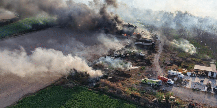 se incendia revolvedora con chapopote en Ramos Arizpe, Coahuila
