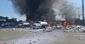 Fuerte incendio en la GAM consume planta de residuos cerca del Metro Villa de Aragón