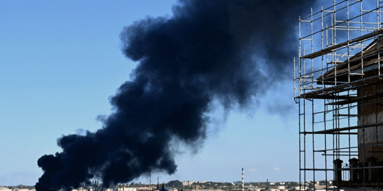 Reportan incendio en la refinería de La Habana