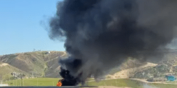 Se incendia ducto de Pemex en Rosarito, desalojan viviendas aledañas