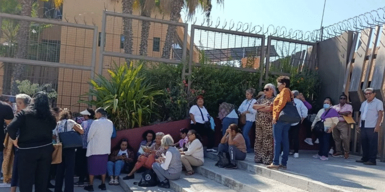 Jubilados protestan en Chilpancingo por atraso en pagos de pensiones y malos tratos de funcionarios