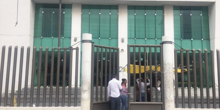 Lanzan artefacto explosivo al interior de juzgados del Penal de Neza-Bordo; hay dos lesionados