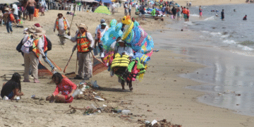 Lluvia atípica en Acapulco genera afluente de basura en varias playas
