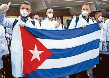Honduras cancelará convenio con Cuba; 169 médicos deberán abandonar el país